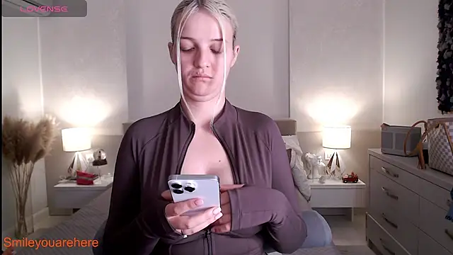 Smileyouarehere online show from April 2026 07:22:01 PM