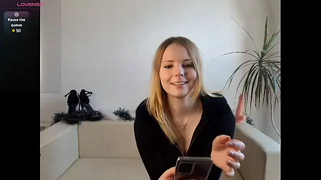 Snapshot of Frosty_Princess chatting on December 2024 01:03:01 PM Frosty Princess online show from December 2024 01:03:01 PM