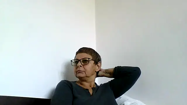 roseblak42 online show from October 2025 02:18:01 PM