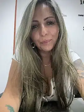 Snapshot of _Abril-Office1 chatting on December 2024 10:45:01 PM Abril-Office1 online show from December 2024 10:45:01 PM