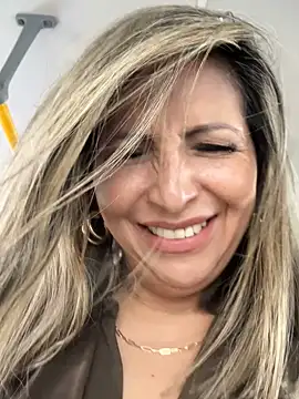 Snapshot of _Abril-Office1 chatting on December 2024 06:02:02 PM Abril-Office1 online show from December 2024 06:02:02 PM