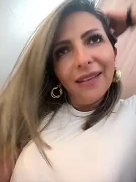 Snapshot of _Abril-Office1 chatting on December 2024 06:31:01 PM Abril-Office1 online show from December 2024 06:31:01 PM