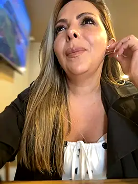 Snapshot of _Abril-Office1 chatting on September 2025 03:15:01 PM Abril-Office1 online show from September 2025 03:15:01 PM