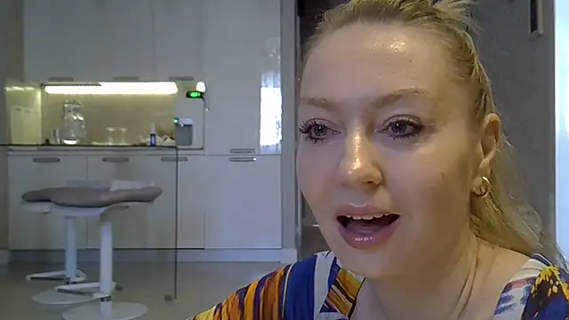 Snapshot of ZarinaSwift chatting on February 2026 04:33:02 AM ZarinaSwift online show from February 2026 04:33:02 AM