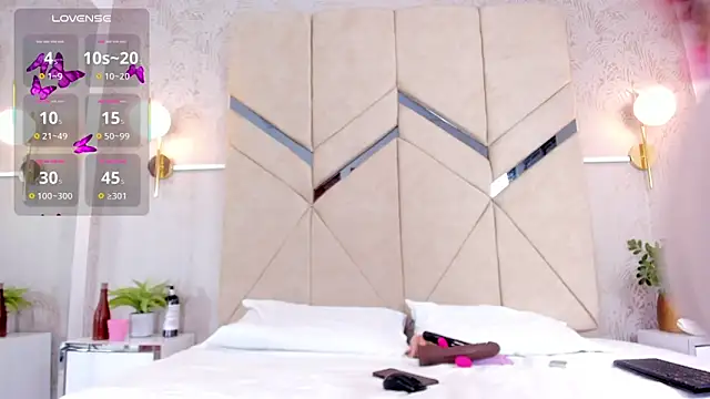 LiaVelez online show from October 2025 01:31:01 PM