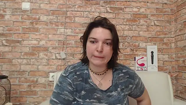 Amelia Kiss  online show from October 2025 12:40:02 AM