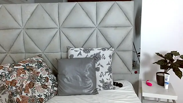 nina pons online show from December 2024 02:30:02 AM