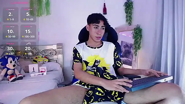 huge armound online show from October 2025 03:27:01 AM