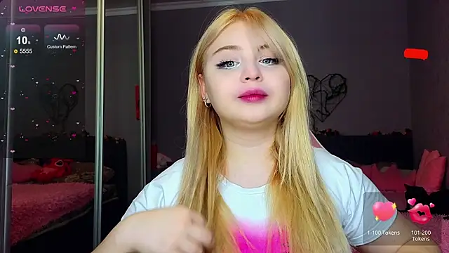 Snapshot of shy_blondiee chatting on February 2025 11:31:01 PM shy blondiee online show from February 2025 11:31:01 PM