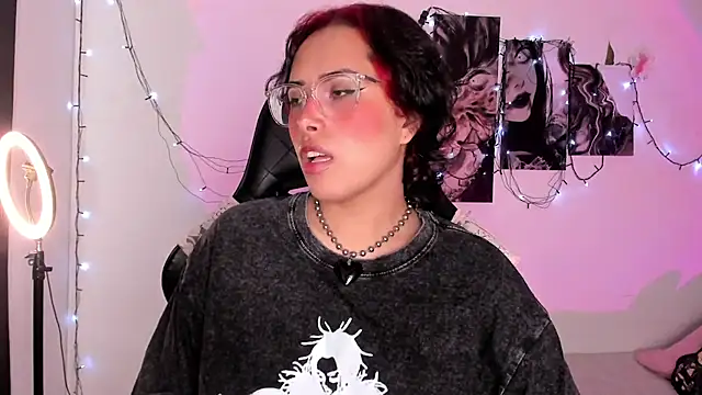 Snapshot of willow_poisson chatting on September 2025 03:22:02 PM willow poisson online show from September 2025 03:22:02 PM