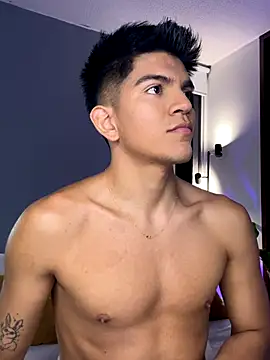 santiago 01 online show from December 2025 01:02:02 AM