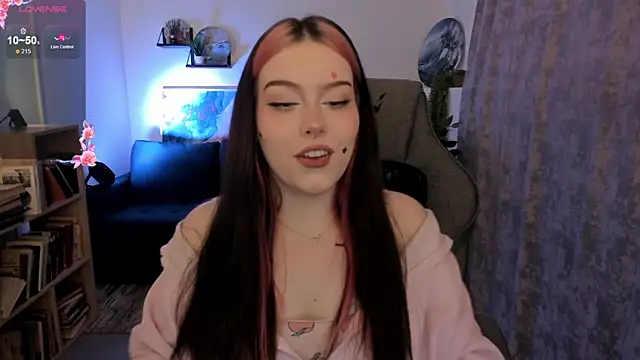 Snapshot of CoralineKeyns chatting on May 2026 05:13:01 AM CoralineKeyns online show from May 2026 05:13:01 AM