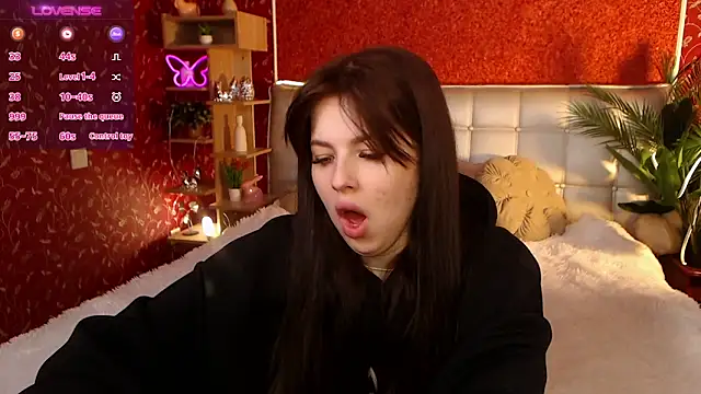 JulieHeets online show from March 2025 09:23:01 AM