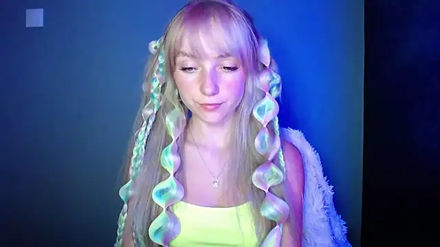 LuciaYoung online show from September 2025 06:30:02 PM