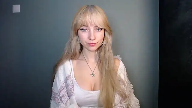 LuciaYoung online show from November 2025 07:40:02 PM