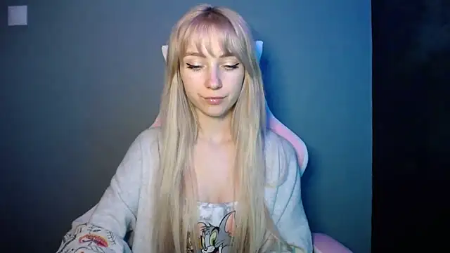 LuciaYoung online show from April 2026 06:11:02 PM