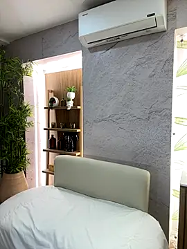 LIAH IZUMI online show from October 2025 10:47:01 AM