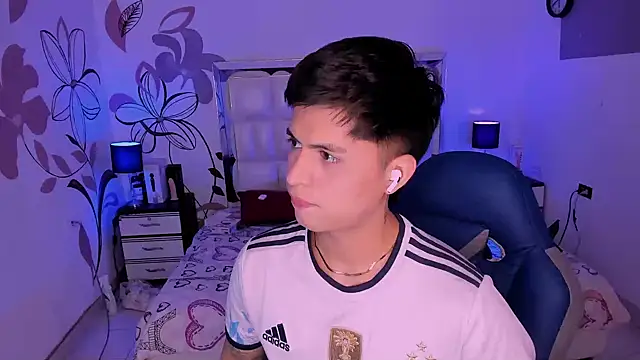 Snapshot of Niicky1_ chatting on December 2024 08:26:02 PM Niicky1  online show from December 2024 08:26:02 PM