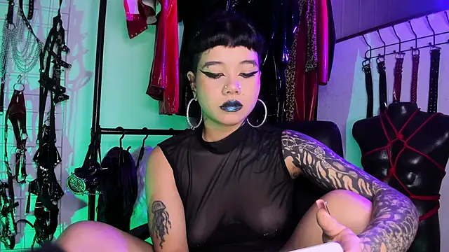 Snapshot of irregular_fetish_ chatting on September 2025 05:08:01 AM irregular fetish online show from September 2025 05:08:01 AM