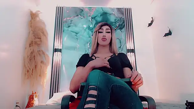 hilary rodriguez online show from October 2025 07:33:01 PM