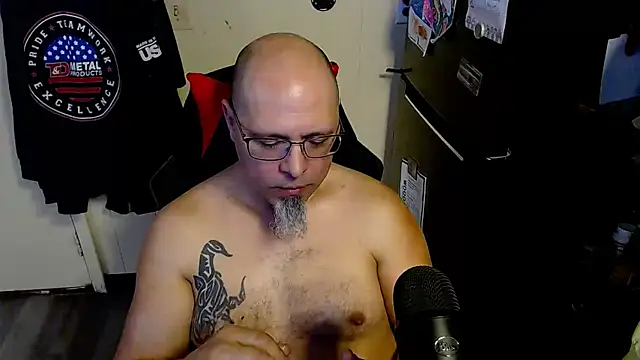 Snapshot of KrazyLegz chatting on February 2026 04:48:01 PM KrazyLegz online show from February 2026 04:48:01 PM