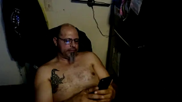 Snapshot of KrazyLegz chatting on April 2026 03:50:01 PM KrazyLegz online show from April 2026 03:50:01 PM