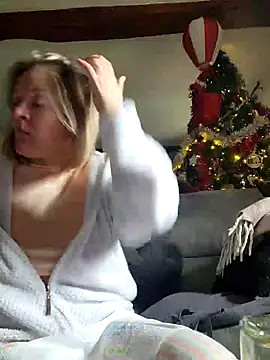 Snapshot of lady_charlyne chatting on December 2024 09:28:02 AM lady charlyne online show from December 2024 09:28:02 AM