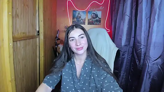 Snapshot of Fiery_Brunette_ chatting on December 2024 05:55:02 PM Fiery Brunette online show from December 2024 05:55:02 PM