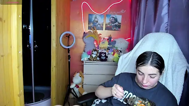 Fiery Brunette  online show from April 2026 06:32:01 AM