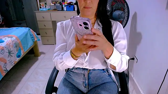 Snapshot of BitterMomXxx chatting on June 2026 04:00:02 PM BitterMomXxx online show from June 2026 04:00:02 PM