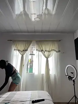 hannahb-e online show from September 2025 03:12:02 PM