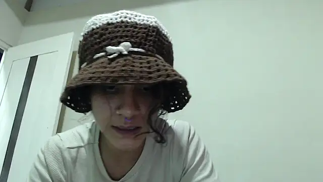 Snapshot of AlinaWoolf_ chatting on May 2026 06:21:02 AM AlinaWoolf online show from May 2026 06:21:02 AM