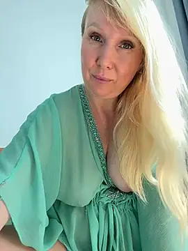 Snapshot of EmmaInLove23 chatting on February 2026 02:33:01 AM EmmaInLove23 online show from February 2026 02:33:01 AM