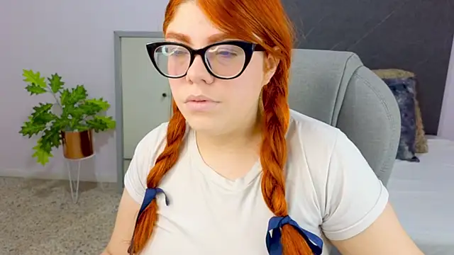 lucie nicolls online show from December 2024 08:00:01 PM