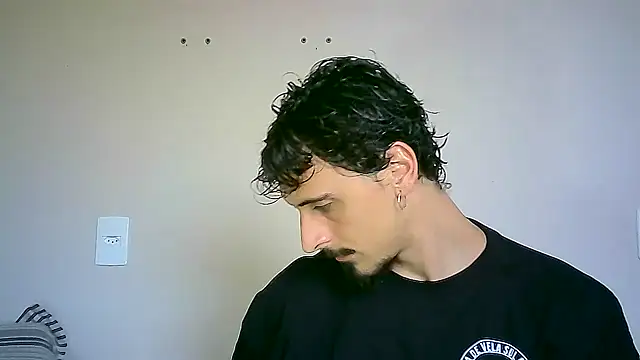 Snapshot of milkoffe chatting on December 2024 07:43:01 PM milkoffe online show from December 2024 07:43:01 PM