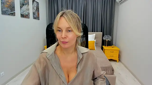 Sinty Devis online show from February 2025 05:51:02 PM