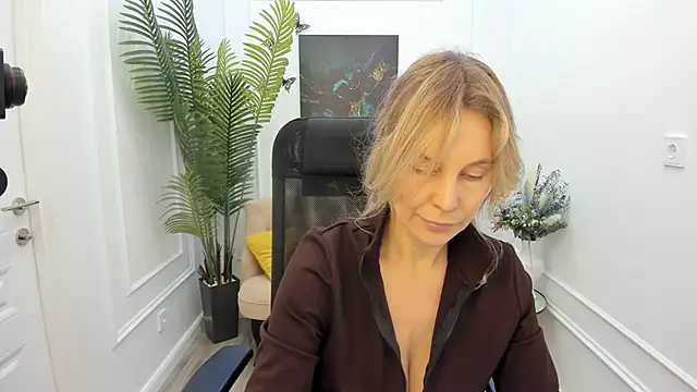 Sinty Devis online show from December 2025 04:31:02 AM