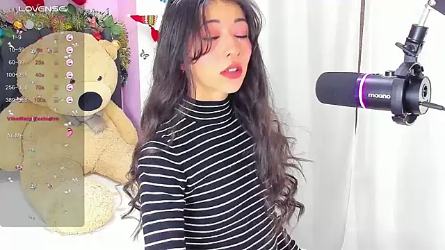 Snapshot of SophiaLiu chatting on December 2024 11:43:02 PM SophiaLiu online show from December 2024 11:43:02 PM