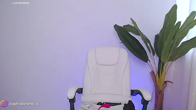 Snapshot of sophialorens_s chatting on February 2025 08:53:02 PM sophialorens s online show from February 2025 08:53:02 PM