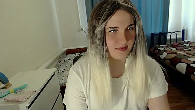 Snapshot of EvaMiron chatting on May 2026 02:12:01 PM EvaMiron online show from May 2026 02:12:01 PM