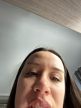 Snapshot of deliaroyal chatting on February 2026 01:39:01 PM deliaroyal online show from February 2026 01:39:01 PM