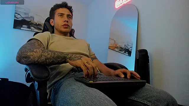 Snapshot of LucianSinclair chatting on January 2025 12:12:02 AM LucianSinclair online show from January 2025 12:12:02 AM