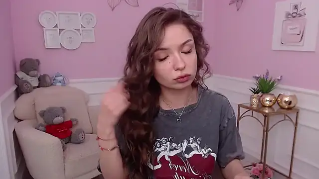 LucySkilar online show from October 2025 04:37:02 AM