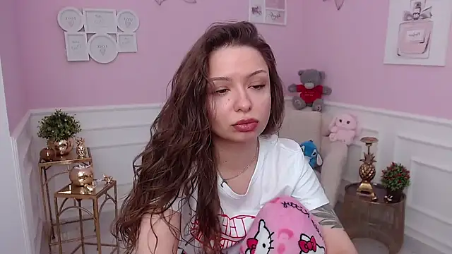 LucySkilar online show from February 2026 05:45:01 AM