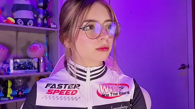 Snapshot of EmilyMiller_ chatting on March 2026 04:21:02 PM EmilyMiller online show from March 2026 04:21:02 PM