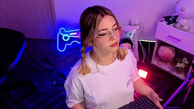 Snapshot of EmilyMiller_ chatting on July 2026 05:26:02 PM EmilyMiller online show from July 2026 05:26:02 PM