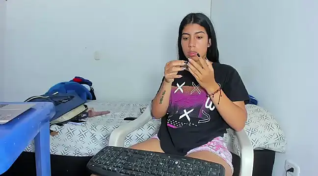 skinnyanai2 online show from December 2024 02:49:02 PM