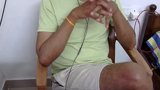 Snapshot of The_SHY_uncut chatting on January 2025 01:28:01 PM The SHY uncut online show from January 2025 01:28:01 PM