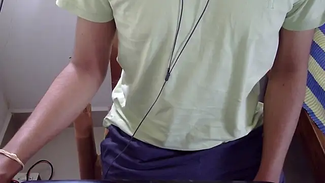 Snapshot of The_SHY_uncut chatting on September 2025 06:37:02 AM The SHY uncut online show from September 2025 06:37:02 AM