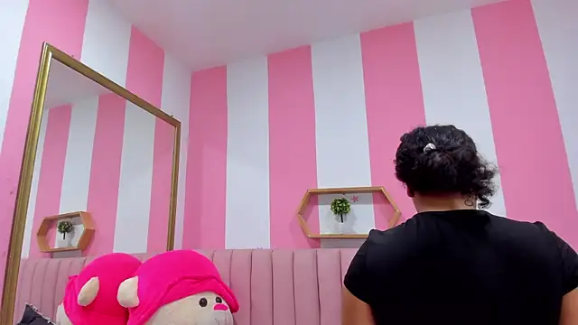 ISABELLA 020 online show from October 2025 12:44:02 PM